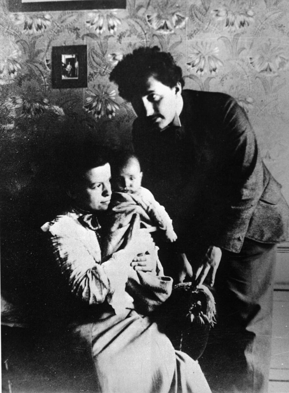 Mileva Marić-Ajnštajn i Albert Ajnštajn sa sinom Hansom Albertom 1904. godine