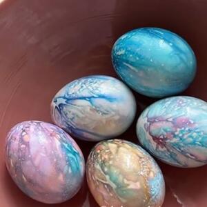 Kako ofarbati jaja bez farbe, da svako bude različito? 'Svemirska jaja' su aposlutni uskršnji hit među mladim domaćicama
