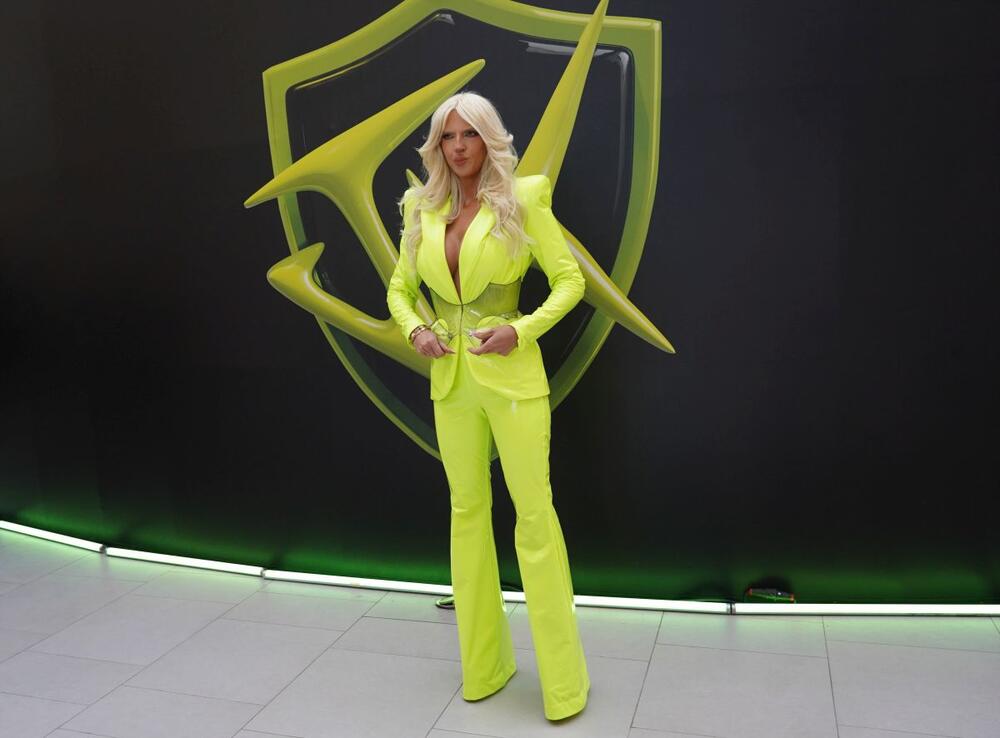 <p>Pevačica Jelena Karleuša razvodi se od Duška Tošića, ali ne krije da u ljubavi nije nesrećna — naprotiv!</p>