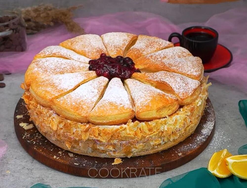 Torta od lisnatog torta i fila od šlaga i grčkog jogurta