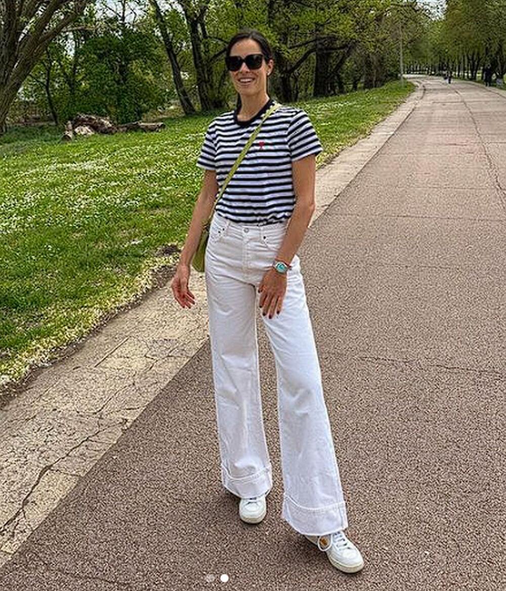 Ana Ivanović u zvonastim belim farmerkama i prugastoj majici