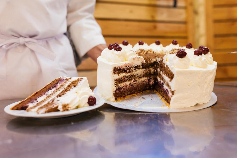 Sočna i kremasta ''Mocart'' torta sa čokoladom i višnjama