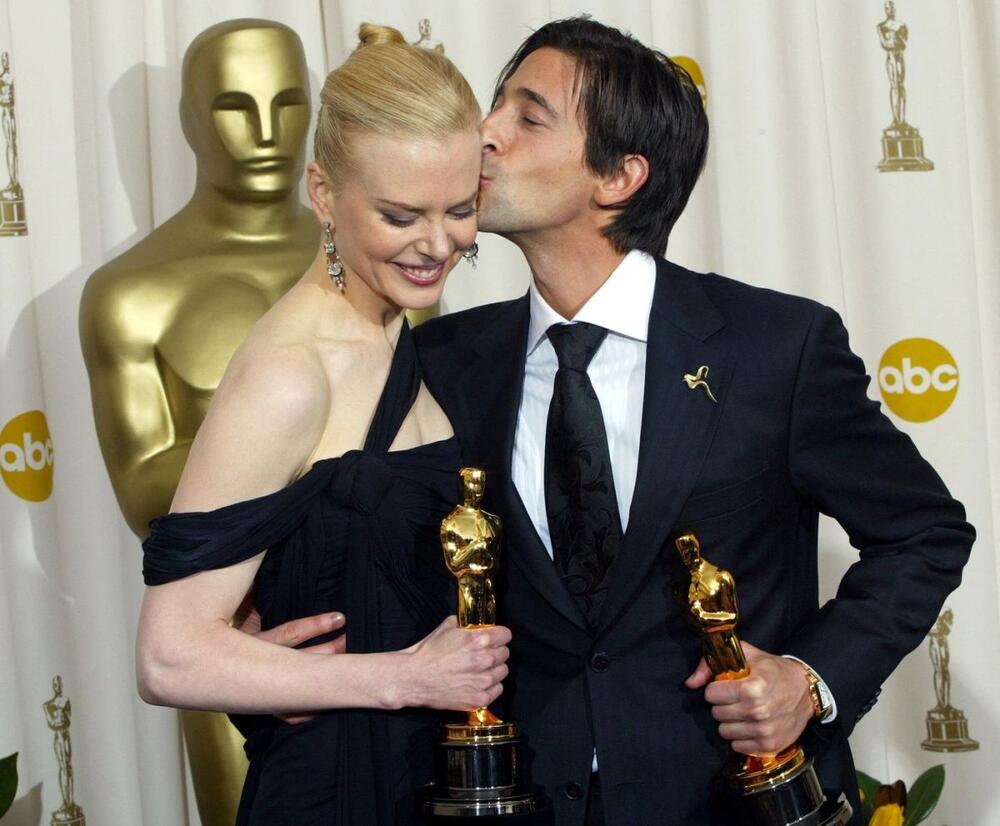 Nikol Kidman i Edrijen Brodi osvojili su Oskara 2003. godine i pozirali zajedno