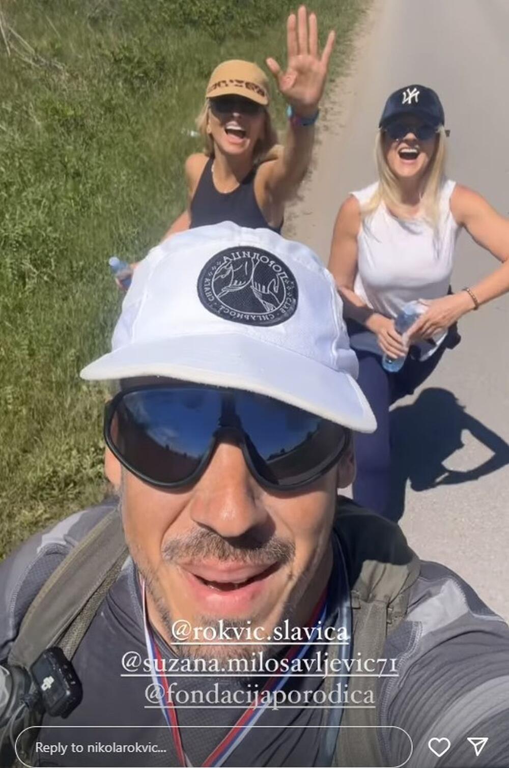 Nikola Rokvić  s majkom Slavicom i tetkom na putu ka Grčkoj