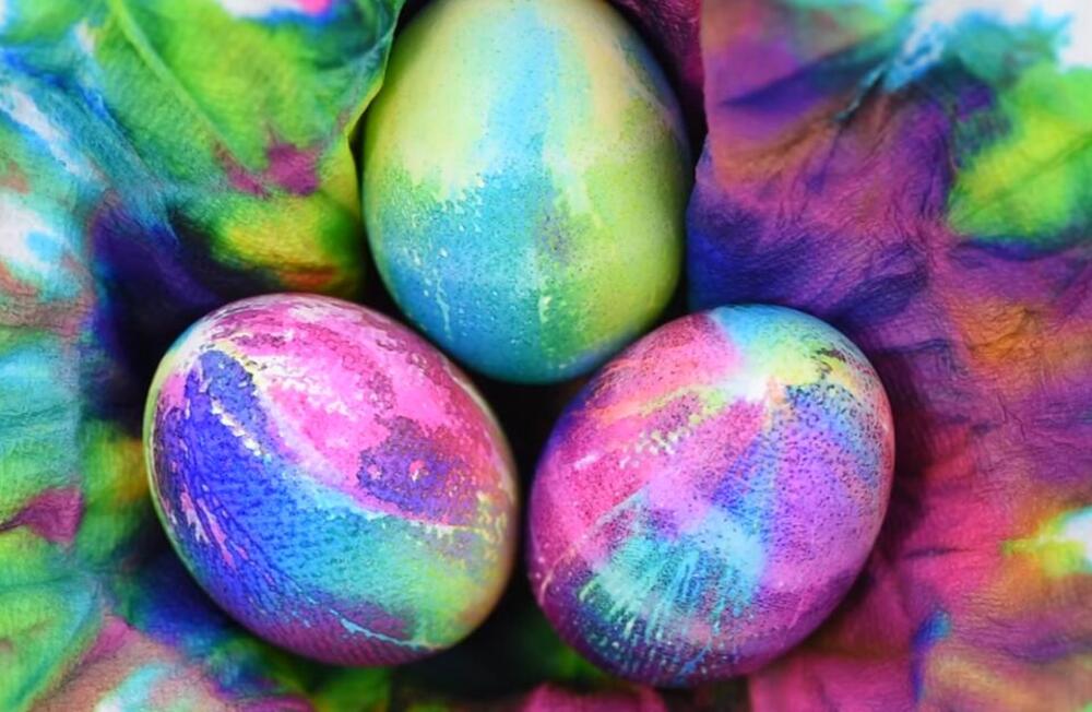 Farbanje uskršnjih jaja bojama za kolače