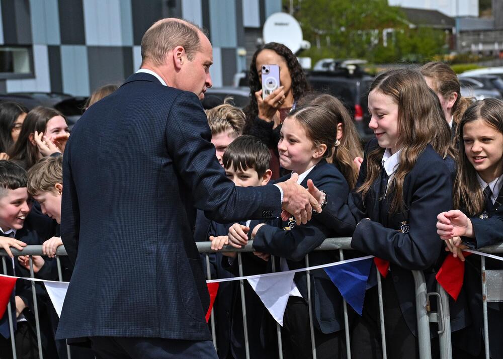 Princ Vilijam se rukuje sa decom