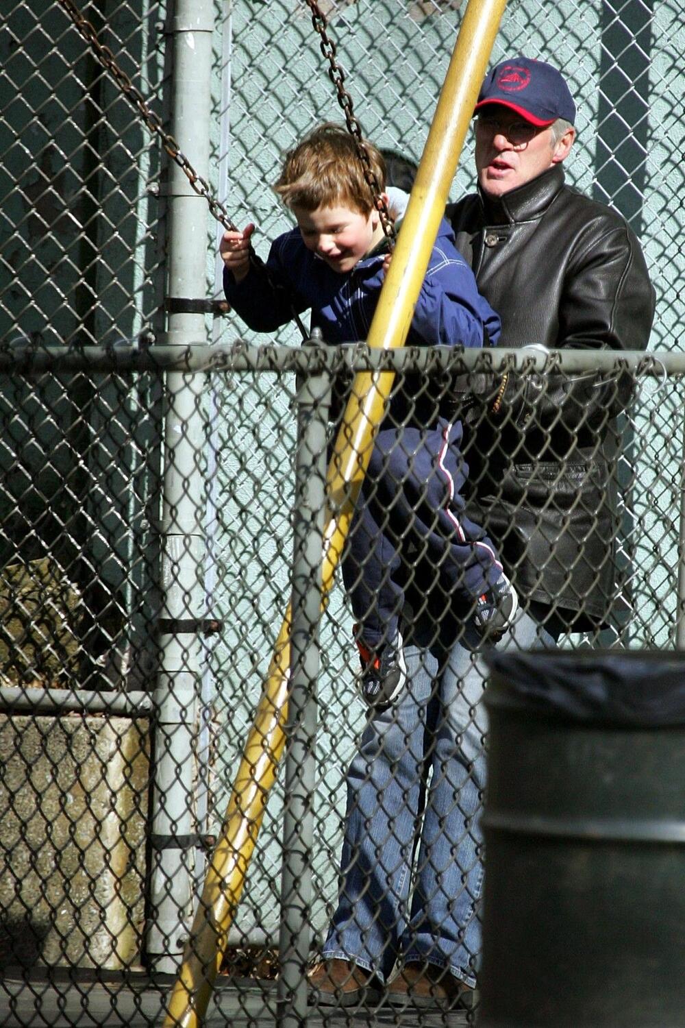 Kanski festival 2024: Ričard Gir s najstarijim sinom na crvenom tepihu