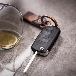 VOŽNJA I ALKOHOL – NE, NIKAKO: Proverite da li je neko pijan pre nego što sedne za volan!