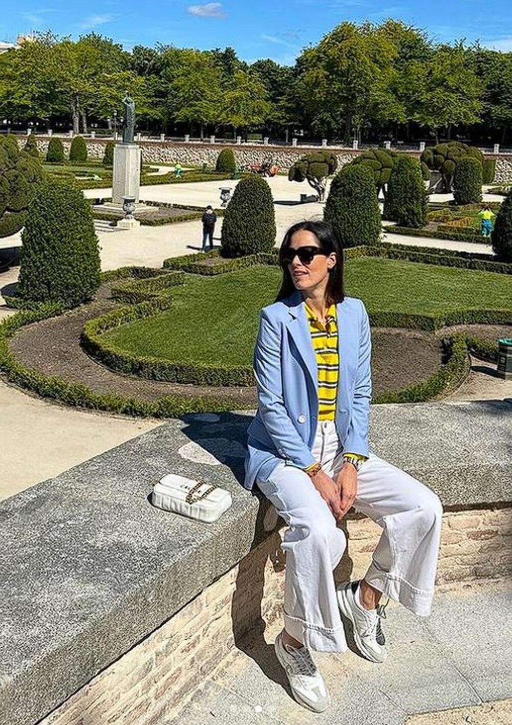 Ana Ivanović je kombinovala prugastu polo majicu s belim farmerkama i strukiranim sakoom tokom posete Španiji