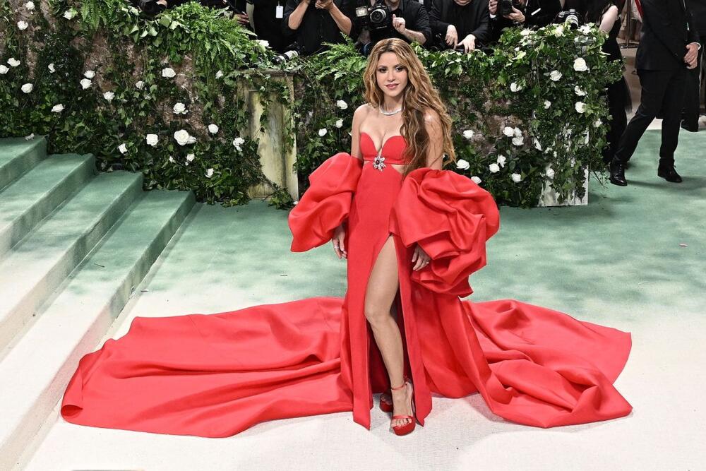 <p>Kolumbijska superzvezda zablistala je u jednostavnoj, ali zadivljujućoj haljini Karoline Herera sa dramatičnim dugačkim pelerinom sačinjenom od skoro 100 metara tkanine.</p>