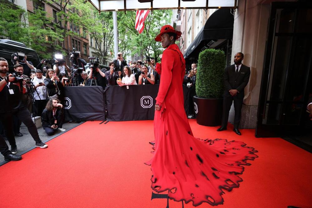 <p>Met gala je godišnji humanitarni događaj prikupljanja sredstava za Metropolitan Museum of Art. Sinoć su sve ljubiteljke mode imale priliku da uživaju u modi svetskog džet seta, a ovo su komadi koji su na ovaj ili onaj način privukli pažnju svih okupljenih.</p>