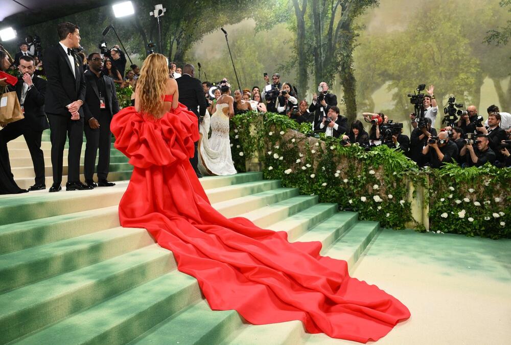 <p>Kolumbijska superzvezda zablistala je u jednostavnoj, ali zadivljujućoj haljini Karoline Herera sa dramatičnim dugačkim pelerinom sačinjenom od skoro 100 metara tkanine.</p>