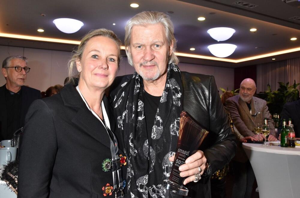 Džoni Logan sa suprugom Ejlis Šerard na jednoj zabavi u Berlinu 2020.