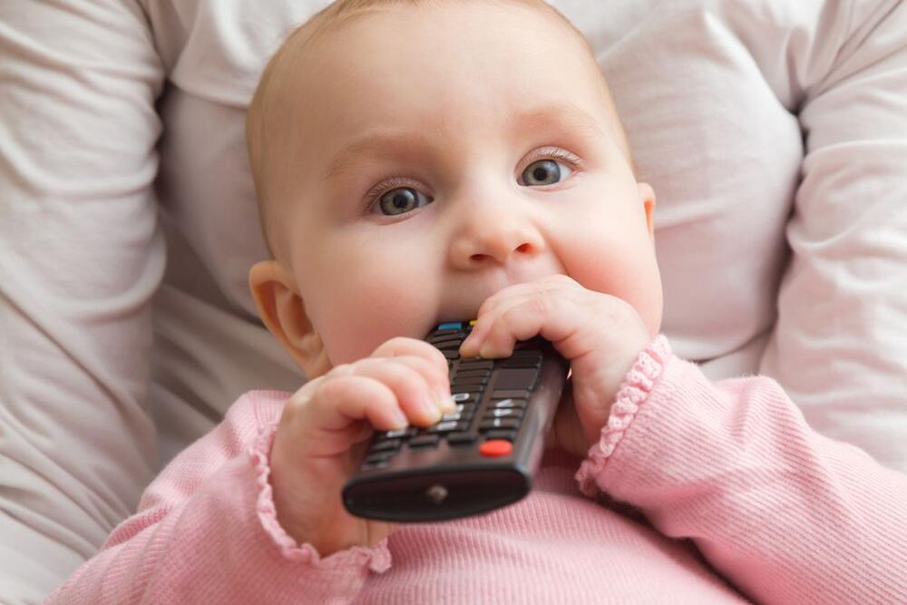 Beba ne bi trebalo da dira daljinski za televizor