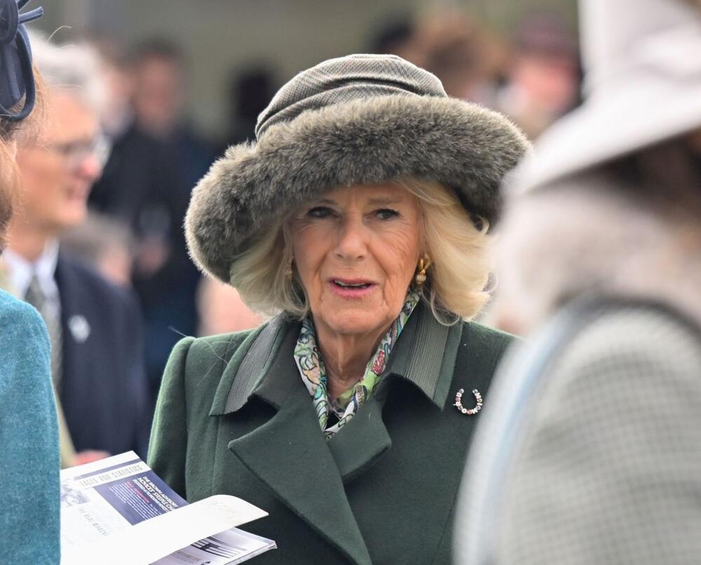 Kraljica Kamila nosila je zimus šešir sa krznenim obodom