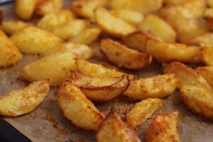 Nema boljeg dodatka jelima: Najhrskaviji krompir iz rerne po receptu iz starog kuvara