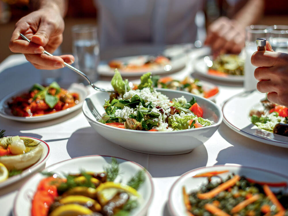 U ovom broju našeg magazine poznati stručnjaci govore o svesnom pristupu ishrani (mindful eating)