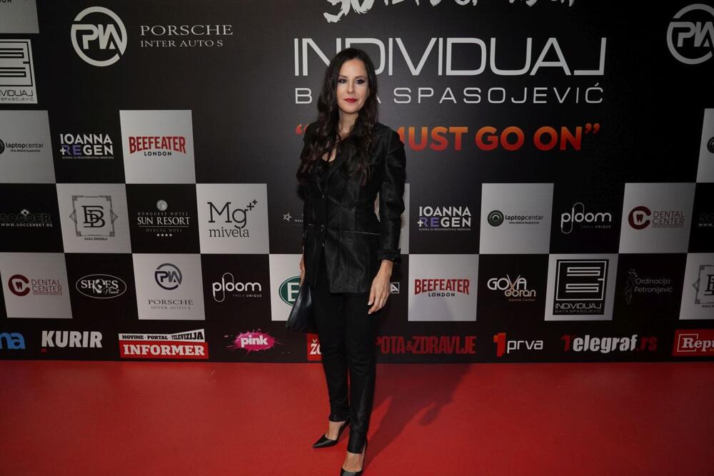 Tamara Vučić u crnom odelu na reviji Bate Spasojevića