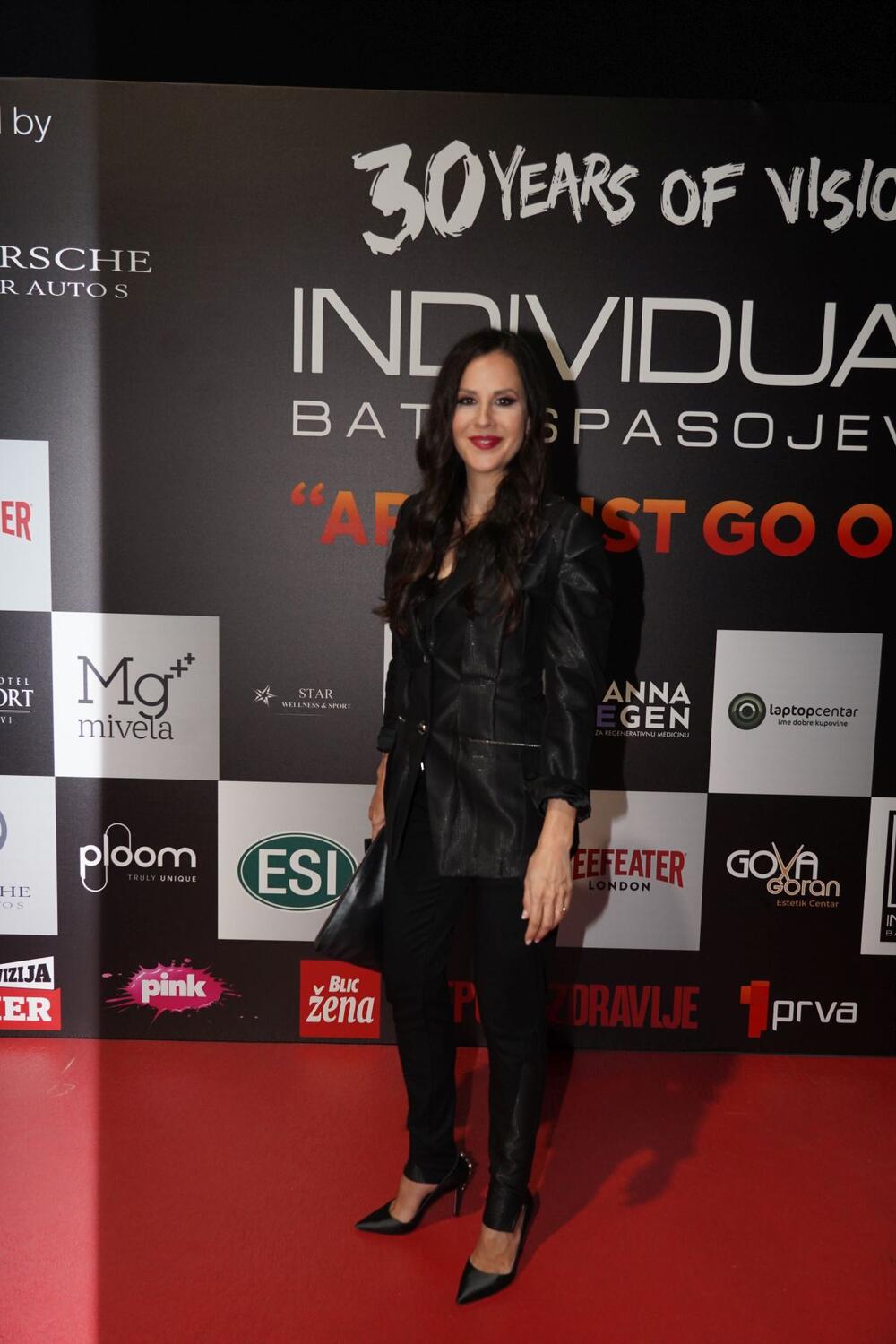 Tamara Vučić u crnom odelu na reviji Bate Spasojevića