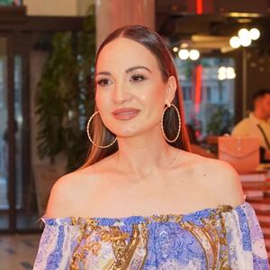 Ženstveno, romantično, savršeno za proleće: Jelena Tomašević zna sjajan način da kombinujete lepršavu haljinu
