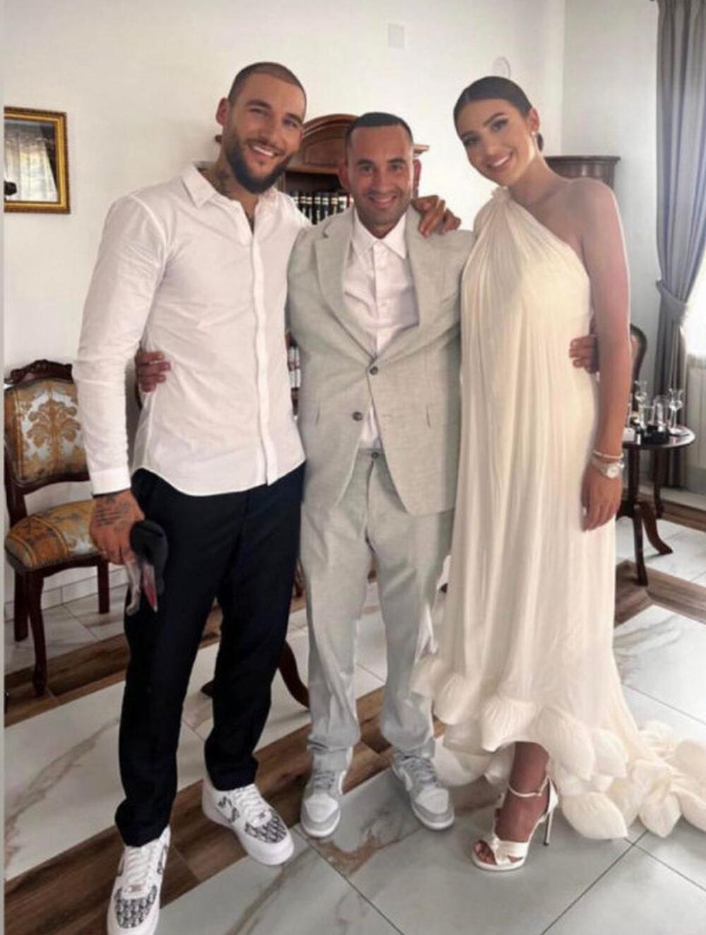 Nemanja i Anastasija Gudelj na svom venčanju, u društvu porodičnog vozača Rašida