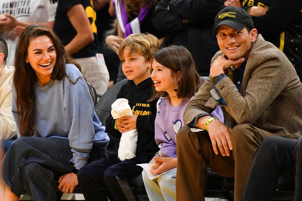 Mila Kunis i Ešton Kučer sa sinom i ćerkom u javnosti