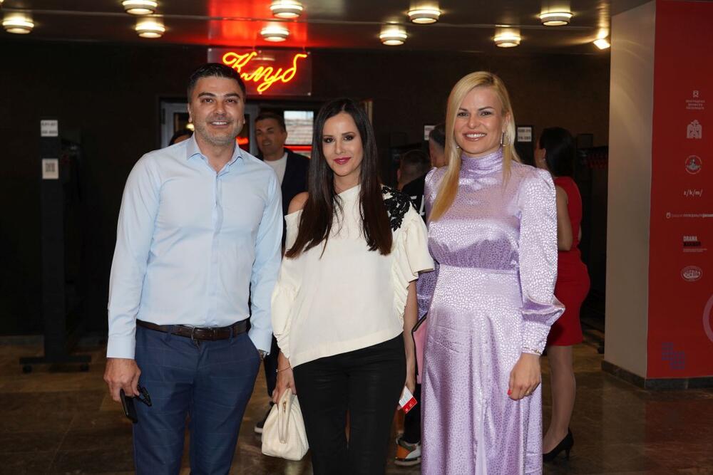 Nataša Vulin, Tamara Vučić i Miki Damjanović na premijeri predstave "Čovek slon" Kokana Mladenovića