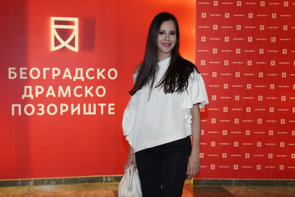 Tamara Vučić na premijeri predstave "Čovek slon" Kokana Mladenovića
