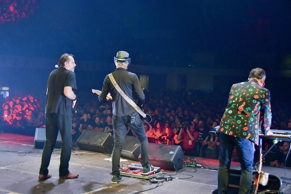 <p>Legendarni bend održao je u Sarajevu jedan od onih koncerata koji će se dugo pamtiti.</p>