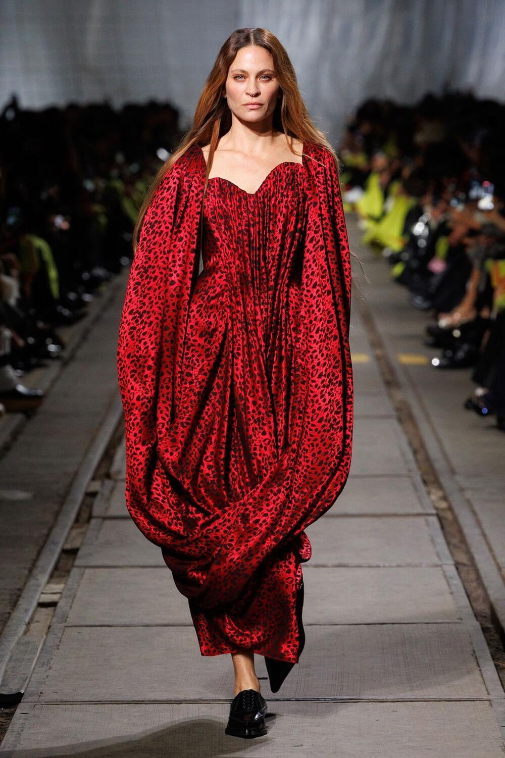 Alexander McQueen crvena haljina za jesen i zimu 2024. godine