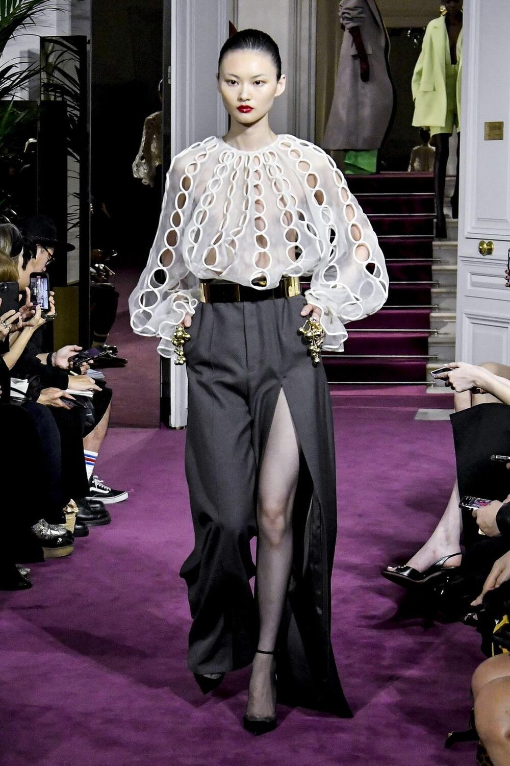 Bela Valentino bluza u haute couture kolekciji za proleće i leto 2024.