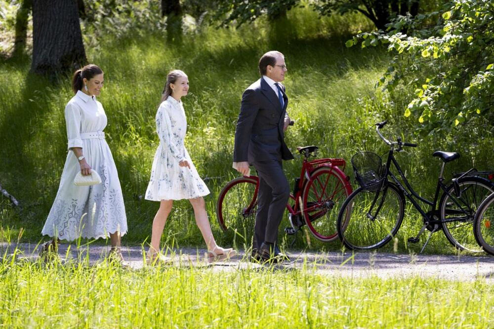 Princeza Viktorija, princeza Estel i princ Danijel u 'Parku skulptura princeze Estel' na tlu Kraljevske palate