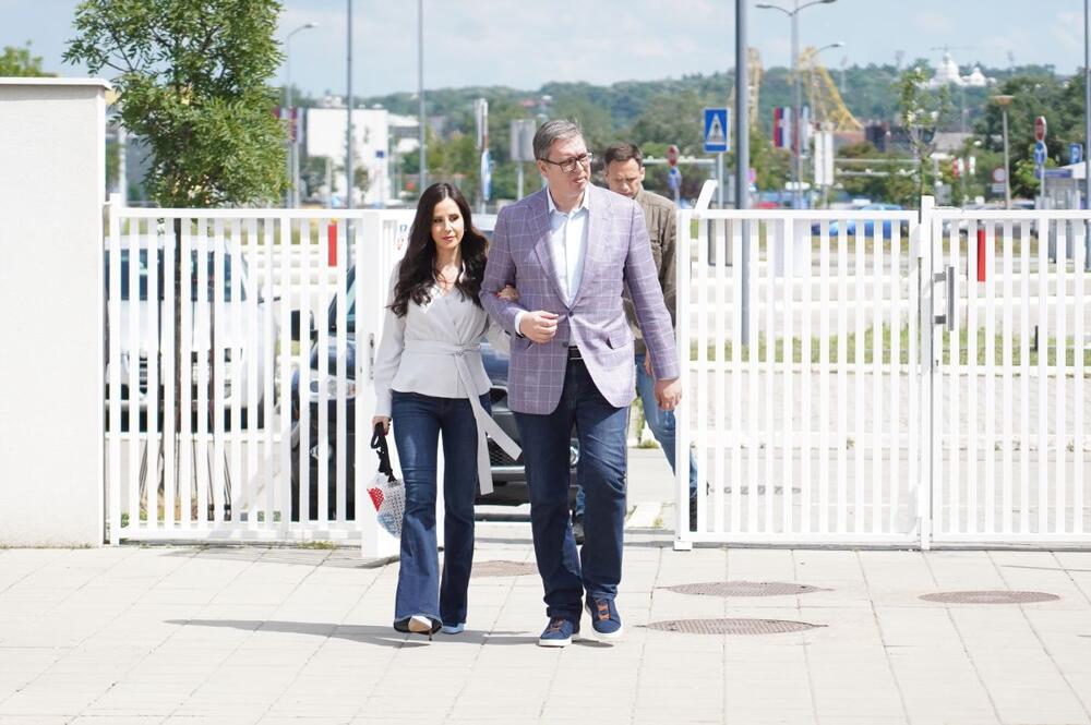 Tamara i Aleksandar Vučić na glasanju