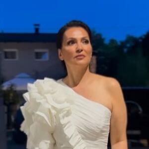 Mala bela haljina koja slavi ŽENSTVENOST: Minimalistički stil Nine Badrić pred kojim je Zagreb uzdahnuo