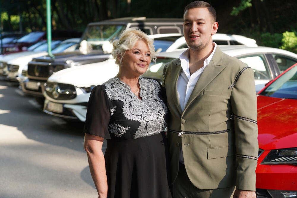 <p>Prijatelji, porodica i kolege okupili su se danas kako bi zajedno sa Tamarom i njenim izabranikom proslavili trenutak kada je pevačica izgovorila sudbonosno "DA!</p>