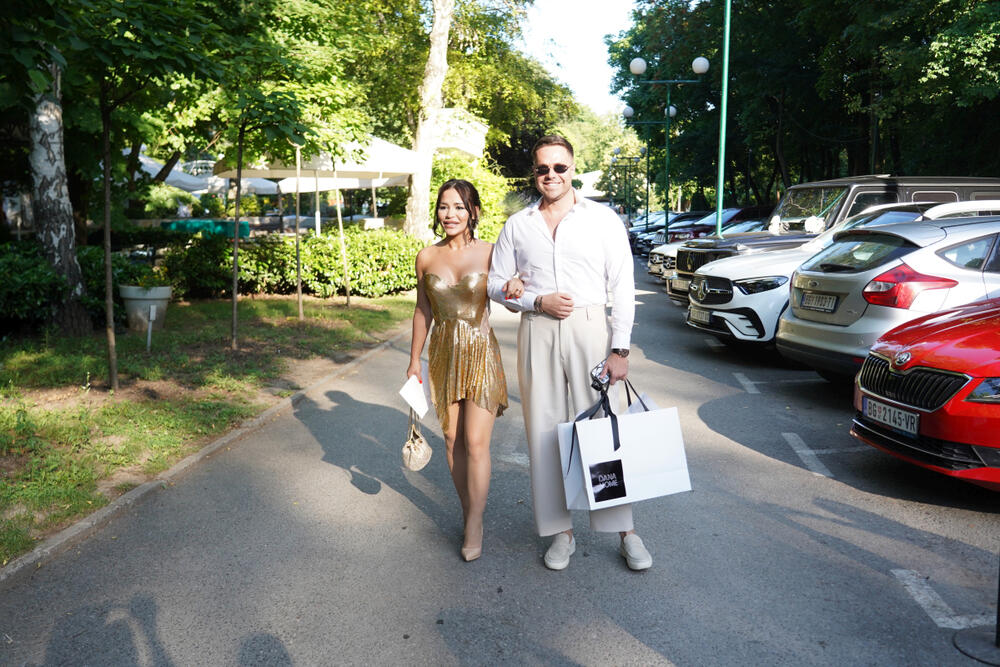 <p>Prijatelji, porodica i kolege okupili su se danas kako bi zajedno sa Tamarom i njenim izabranikom proslavili trenutak kada je pevačica izgovorila sudbonosno "DA!</p>