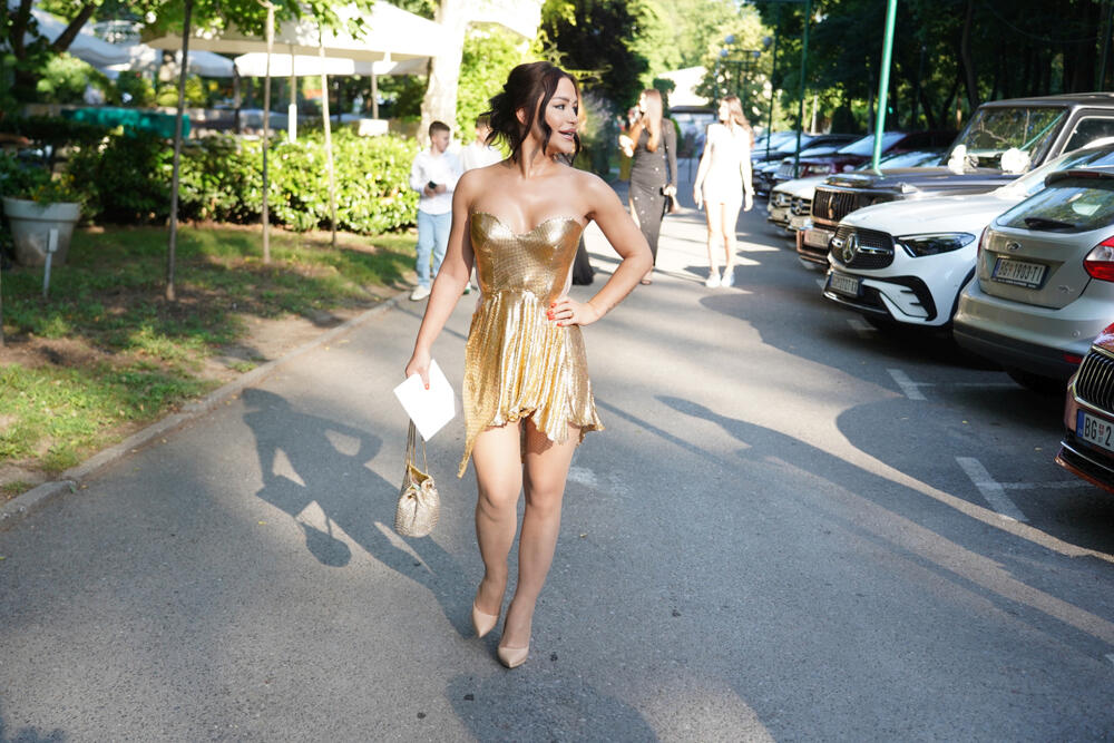 <p>Prijatelji, porodica i kolege okupili su se danas kako bi zajedno sa Tamarom i njenim izabranikom proslavili trenutak kada je pevačica izgovorila sudbonosno "DA!</p>