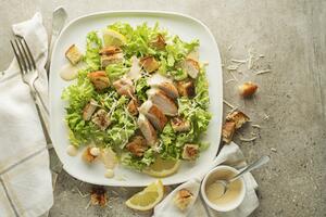 Savršena za vrele dane: Pileća obrok salata će vas dobro zasititi i osvežiti, a sprema se očas posla (RECEPT)