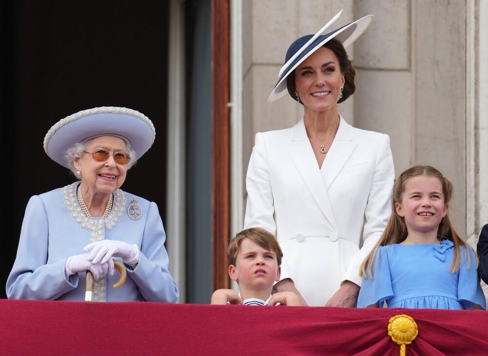 Kejt Midlton s kraljicom Elizabetom i decom na Pozdravu bojama
