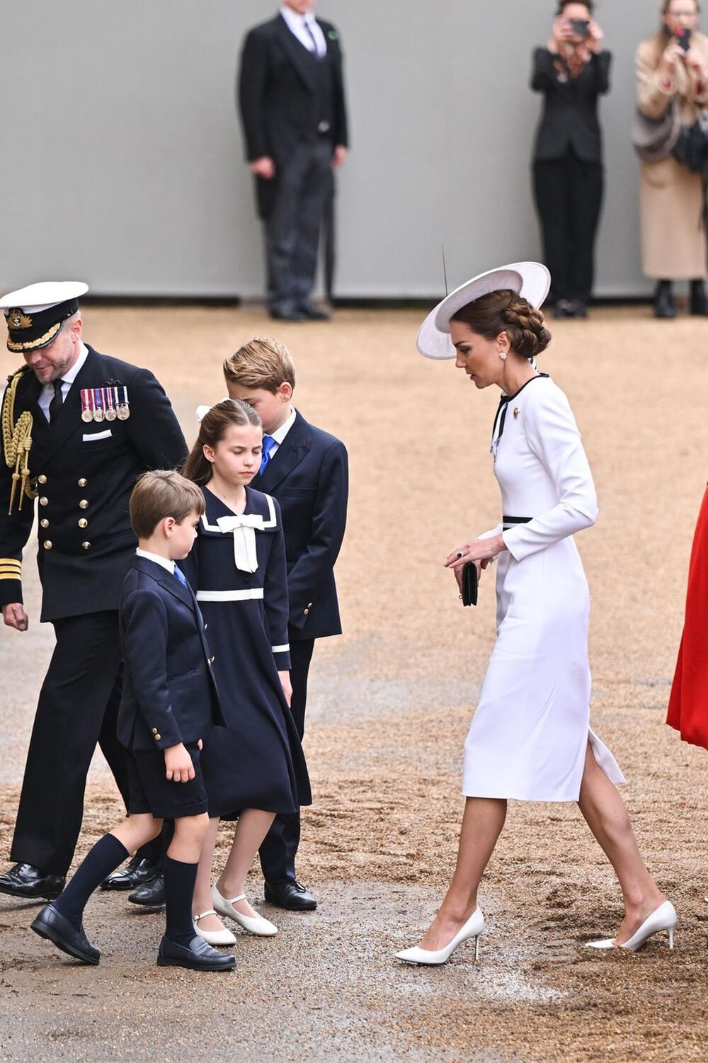<p>Supruga princa Vilijama konačno se pojavila nakon šest i po meseci, i to na ceremoniji Pozdrav bojama u Londonu, a njena teška višemesečna borba ne vidi se na njoj</p>