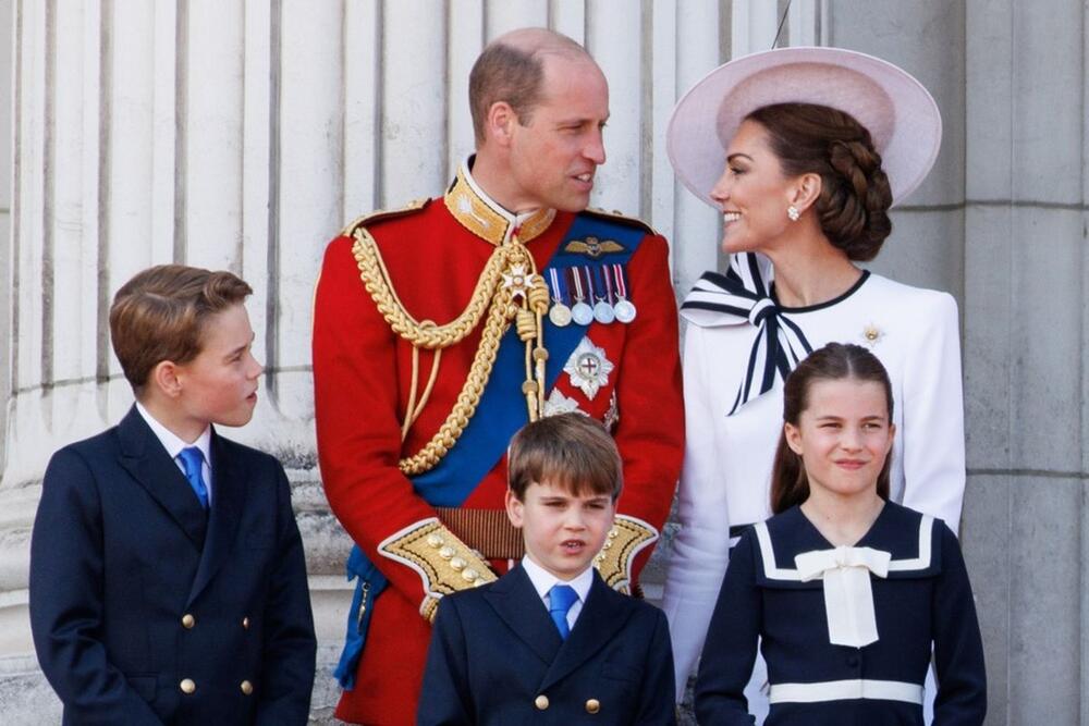 Princ Vilijam i Kejt Midlton s decom na balkonu Bakingemske palate, povodom Pozdrava bojama, zvaničnog rođendana kralja Čarlsa III