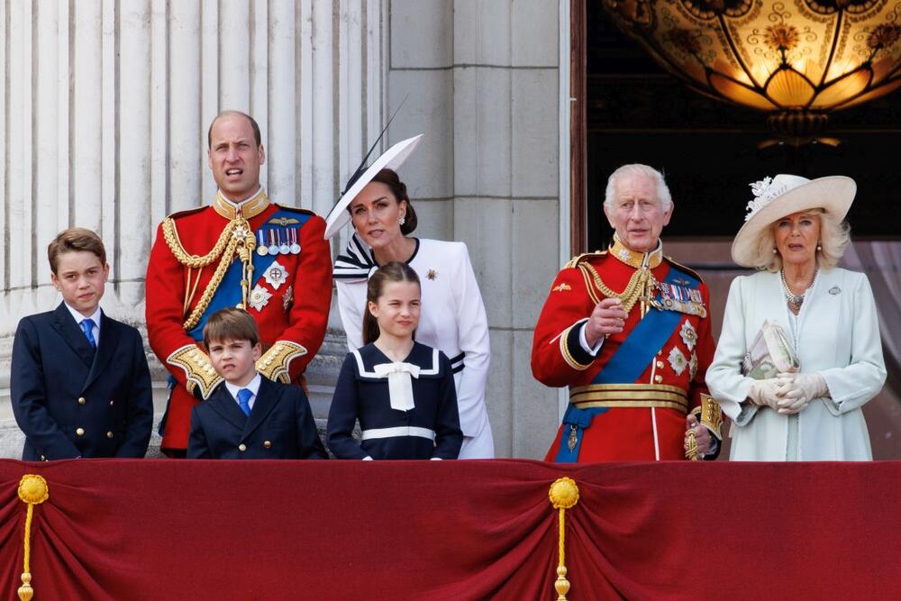 Kraljevska porodica na balkonu Bakingemske palate tokom Pozdrava bojama 2024.