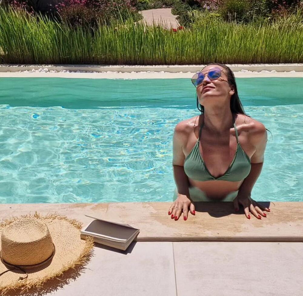 Jelena Tomašević u maslinastozelenom bikiniju na odmoru u Grčkoj