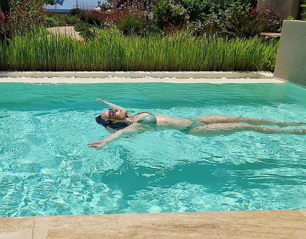 Jelena Tomašević u maslinastozelenom bikiniju na odmoru u Grčkoj