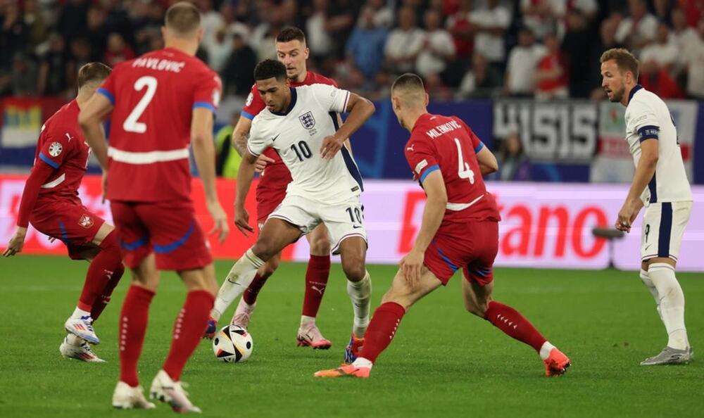 Džud Belingem tokom meča Srbije i Engleske na Evropskom prvenstvu u fudbalu