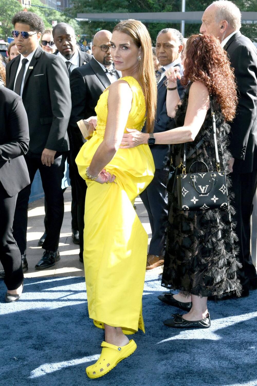 Bruk Šilds u elegantnoj žutoj haljini i odgovarajućim 'kroksicama' na dodeli Toni nagrada
