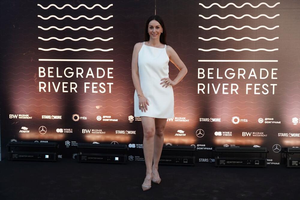 <p>Sloboda Mićalović preferira haljine u letnjim danima, a za veče u pozorištu birala je divan model koji joj odlično stoji.</p>