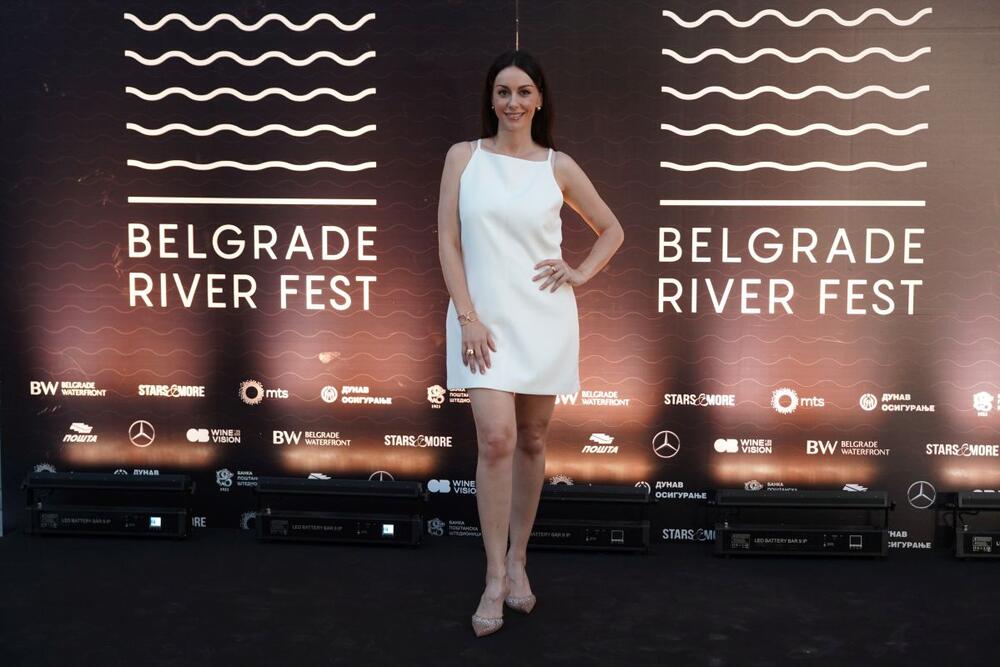 <p>Sloboda Mićalović preferira haljine u letnjim danima, a za veče u pozorištu birala je divan model koji joj odlično stoji.</p>