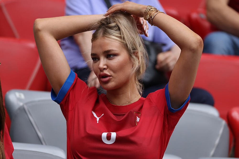 Nakit Sofije Milošević na utakmici Srbije na Evropskom prvenstvu 2024.