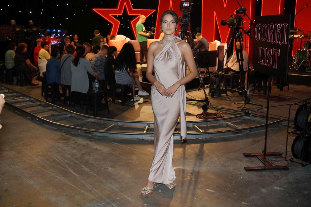 <p>Pevačica Džejla Ramović ima odličnu haljinu za sve prilike koje iziskuju eleganciju.</p>